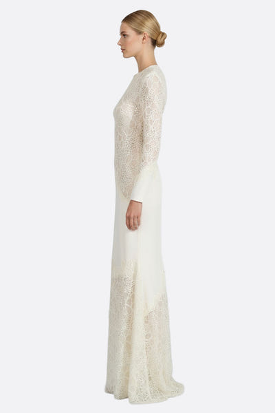 
Zoom sur la délicatesse des manches longues en dentelle ivoire, robe fluide parfaite pour une soirée élégante et romantique.



