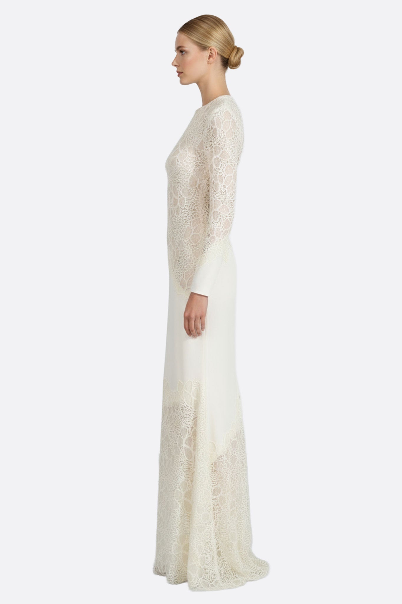 
Zoom sur la délicatesse des manches longues en dentelle ivoire, robe fluide parfaite pour une soirée élégante et romantique.



