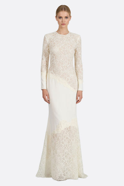 
Robe longue en dentelle ivoire aux manches délicates, idéale pour des soirées élégantes, mettant en avant une silhouette...



