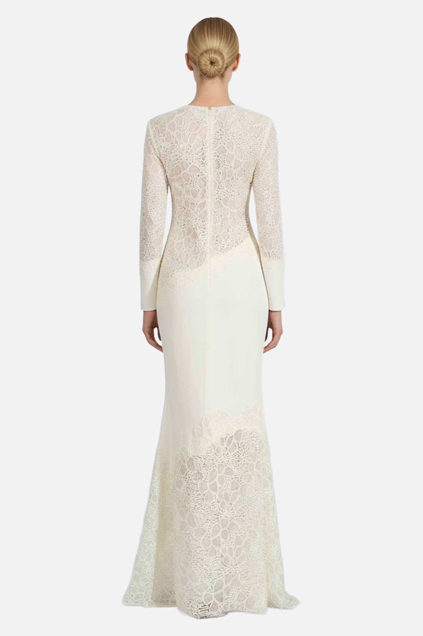 Изысканное длинное платье айвори с кружевными рукавами, подчеркивающее женственность для вечерних мероприятий и особых...