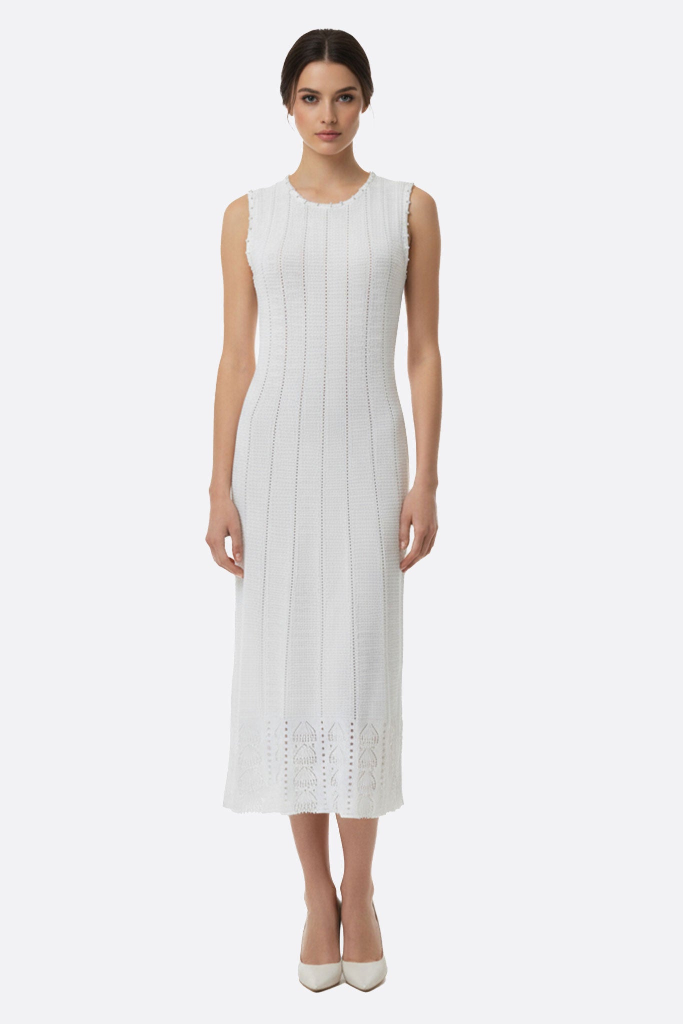 Vestido largo blanco sin mangas en tejido perlado, elegante y ligero, ideal para ocasiones estivales refinadas.