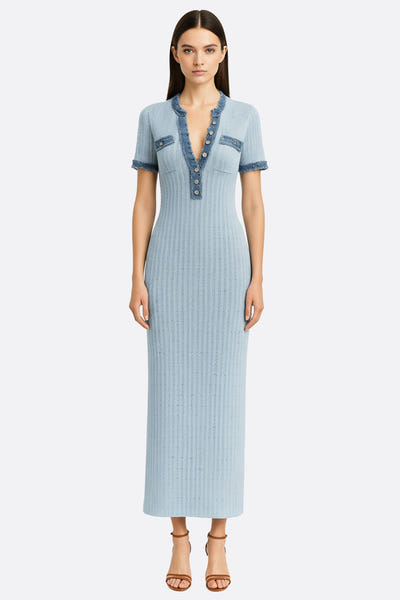 
Robe longue en maille côtelée bleu ciel, détails denim, style rétro-chic parfait pour une soirée élégante.



