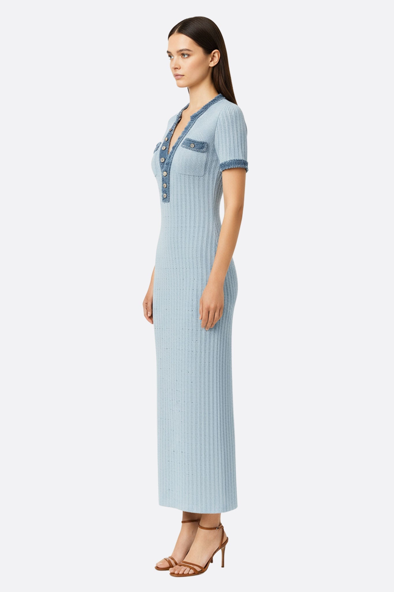 Détail zoomé sur la robe longue bleu ciel en maille côtelée, finitions denim, ajoutant une touche rétro-chic raffinée.