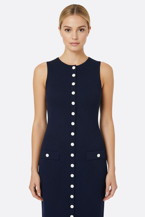 
Détail de la robe en maille côtelée bleu marine, boutons délicats, parfaite pour un look élégant et moderne.



