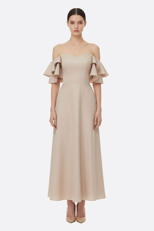 
Robe beige à bustier sans manches, mettant en avant sa silhouette fluide et légère, idéale pour un gala ou un événement chic.



