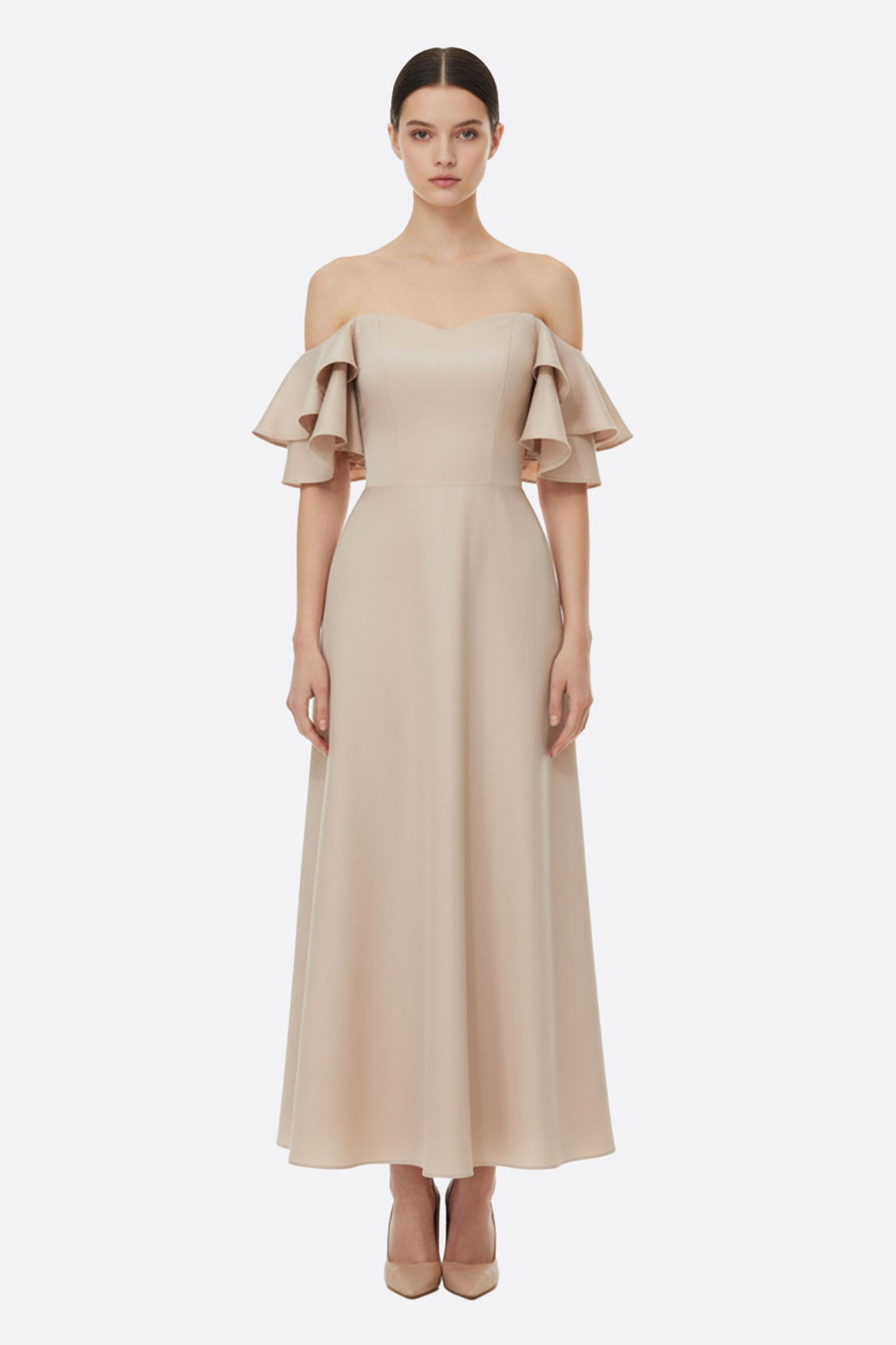 
Robe beige à bustier sans manches, mettant en avant sa silhouette fluide et légère, idéale pour un gala ou un événement chic.



