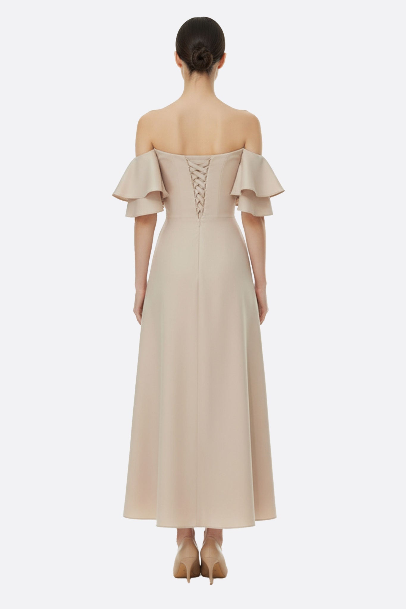 
Détail latéral de la robe long bustier beige, soulignant son drapé léger et sa coupe flatteuse, idéale pour une soirée...



