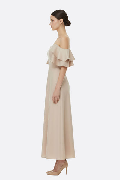 
Zoom sur la robe beige à bustier, mettant en lumière les épaules nues et la légèreté de sa coupe fluide parfaite pour les...



