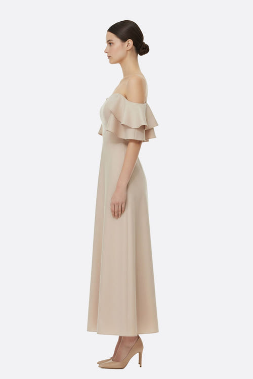 
Zoom sur la robe beige à bustier, mettant en lumière les épaules nues et la légèreté de sa coupe fluide parfaite pour les...



