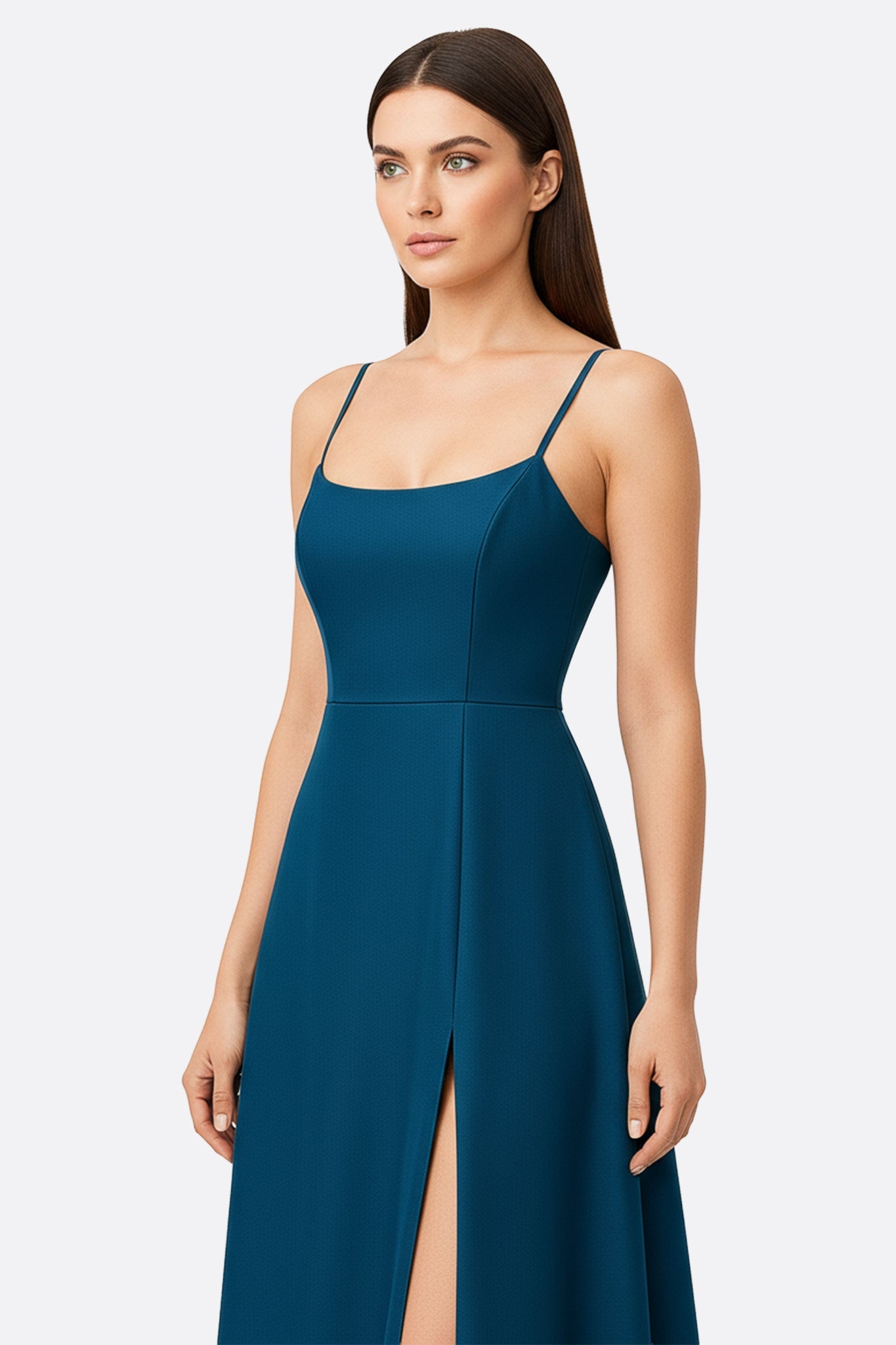 Vestido largo azul pato con espalda descubierta, tirantes cruzados y abertura lateral, ideal para ocasiones elegantes y...