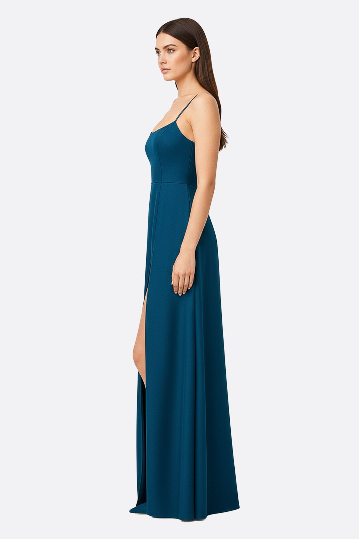 Vestido largo de tirantes cruzados en azul pato con abertura lateral y espalda descubierta, ideal para eventos de gala.