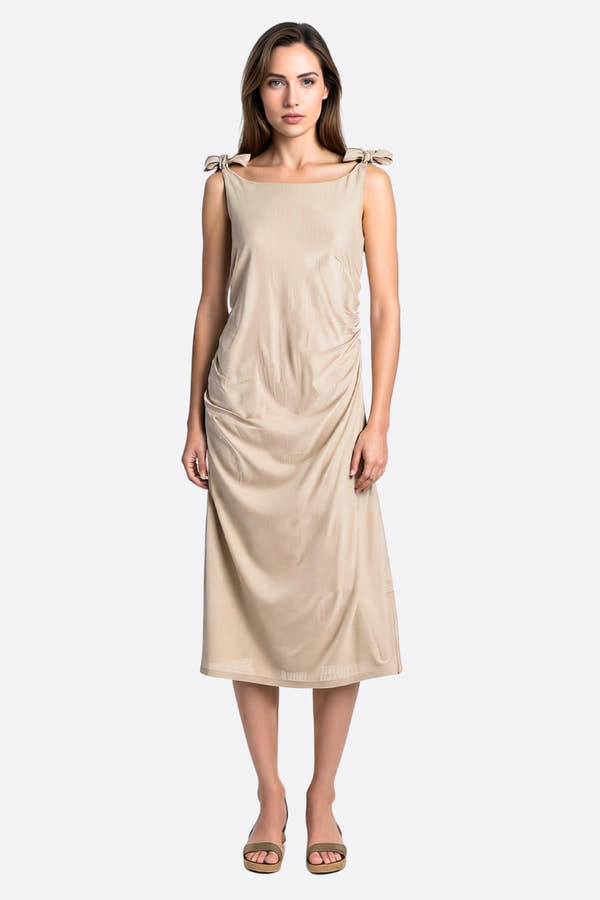 Robe longue droite en lin couleur beige sable, parfaite pour une soirée élégante avec sa texture naturelle et sa coupe...