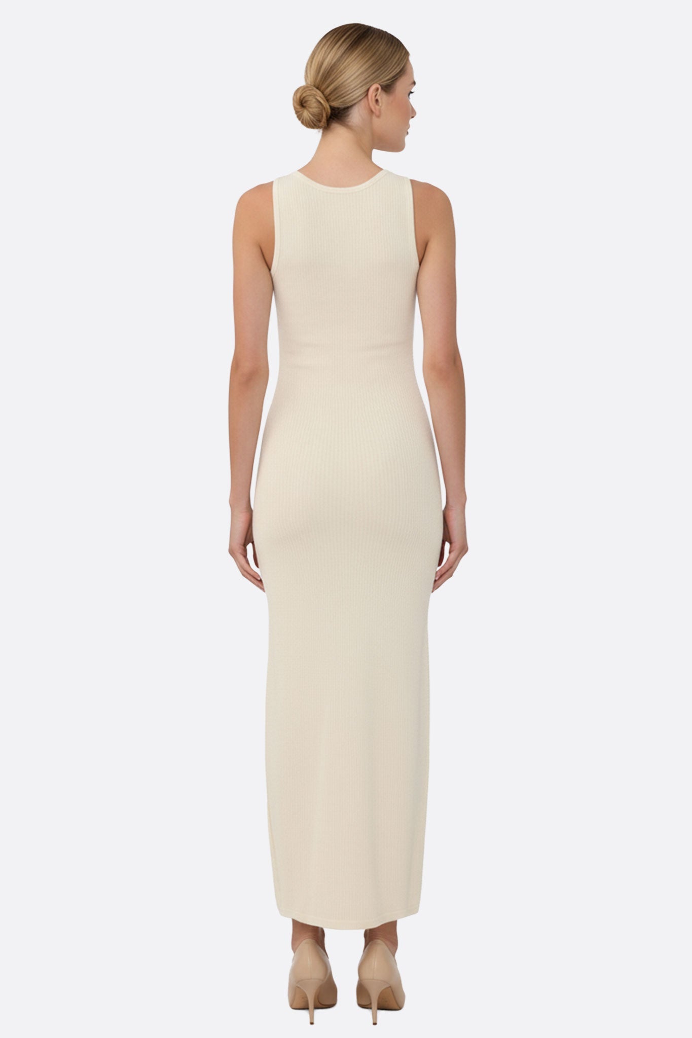 Vestido largo crema sin mangas en tejido acanalado con delicados botones, perfecto para un look sofisticado y elegante.