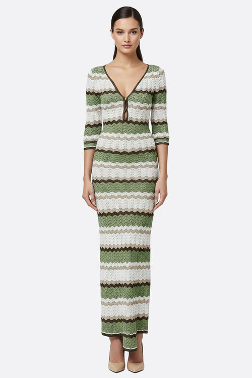 
Robe maxi chic en crochet aux motifs ondulés vert sauge et ivoire, parfaite pour une soirée élégante.



