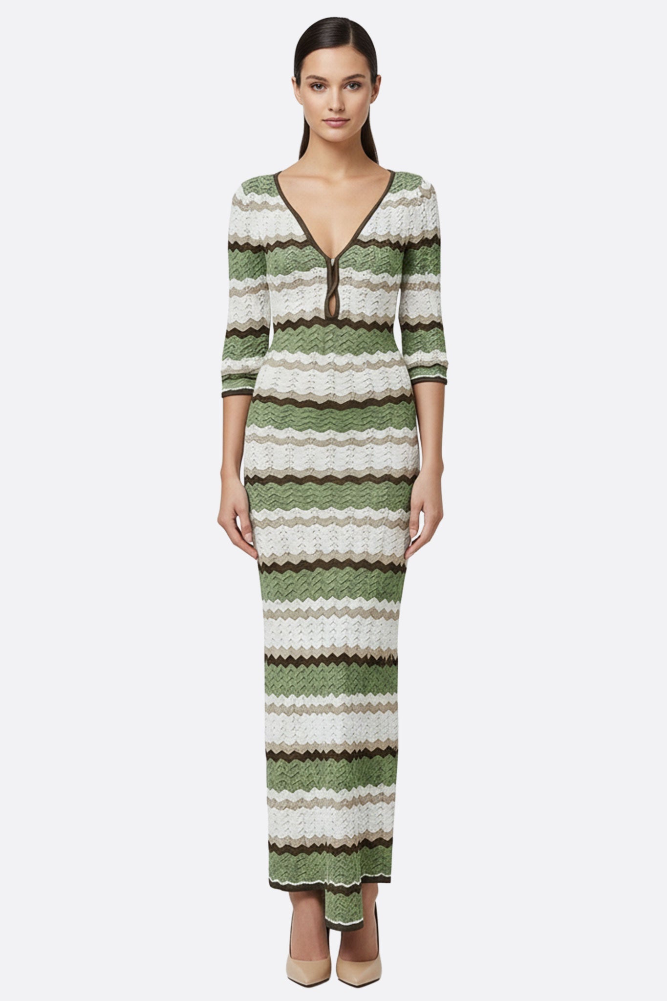 Robe maxi chic en crochet aux motifs ondulés vert sauge et ivoire, parfaite pour une soirée élégante.