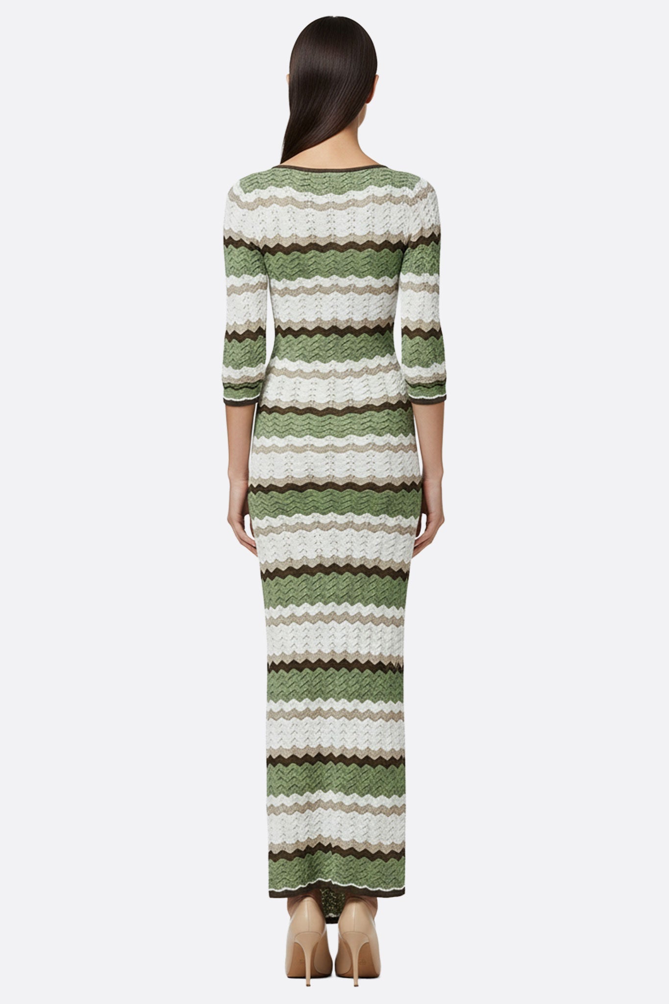 
Robe élégante en crochet vert sauge et ivoire, présentant des rayures ondulées, idéale pour un look bohème chic.



