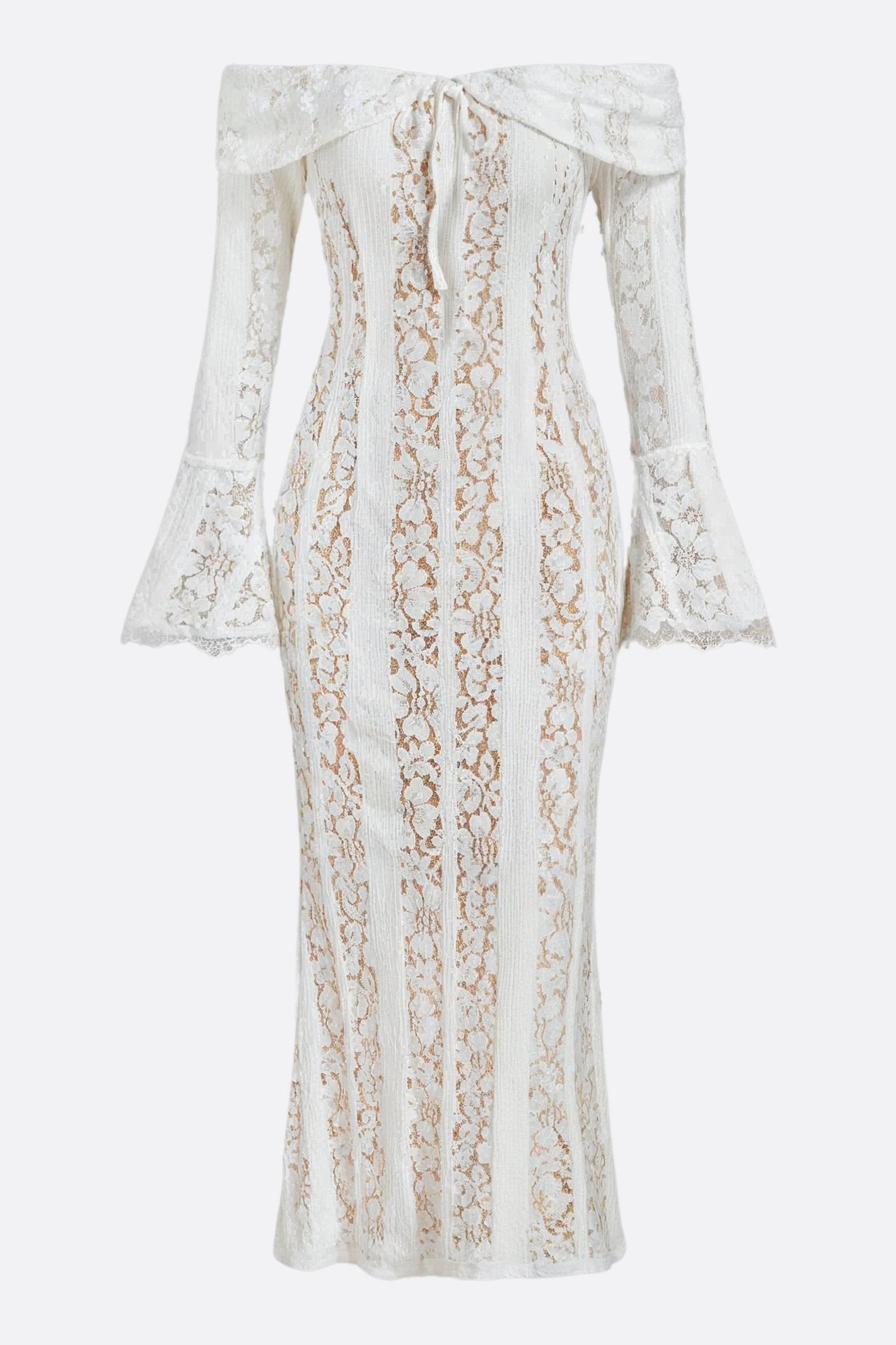 
Détail de la robe longue en dentelle blanche, mettant en avant les épaules dénudées pour une silhouette élégante et raffinée.



