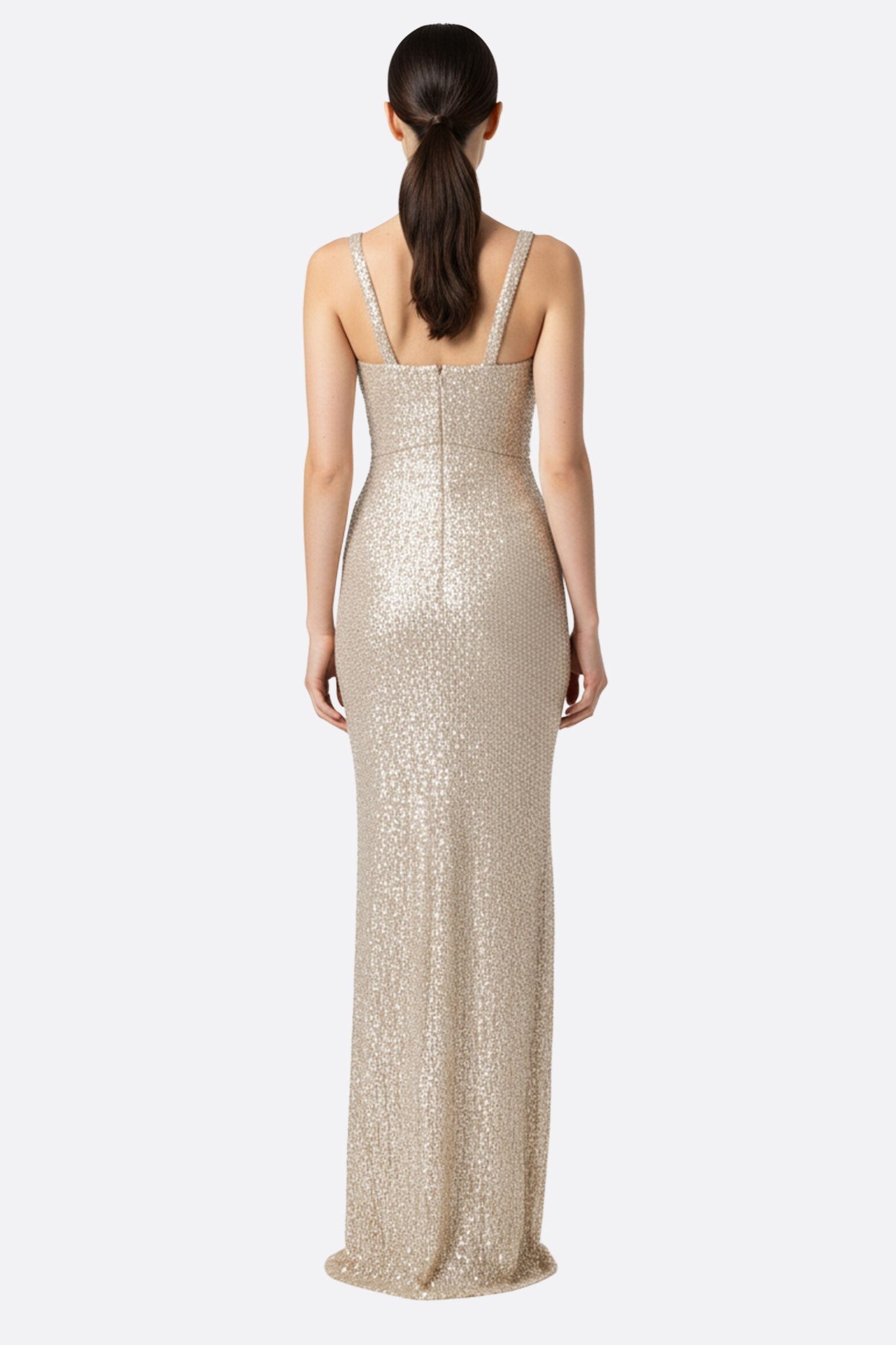 
Détail de la robe longue fendue dorée champagne, scintillant de sequins, parfaite pour une soirée élégante et festive.




