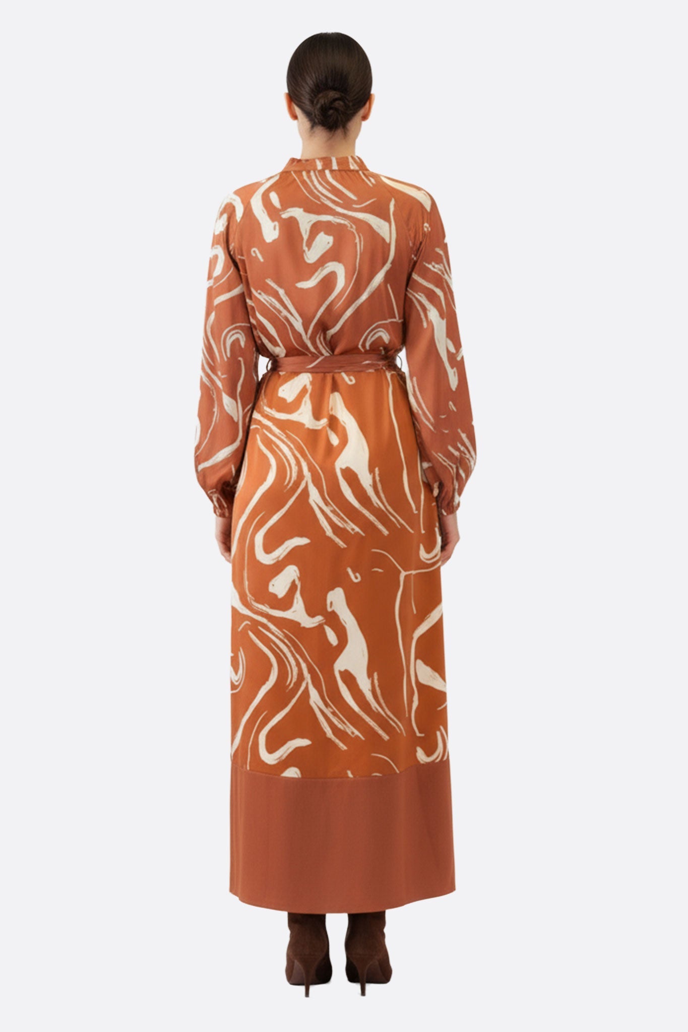 
Robe fluide marron à imprimé marbré, vue 3/4, esprit kimono, idéale pour un look chic en toute élégance.



