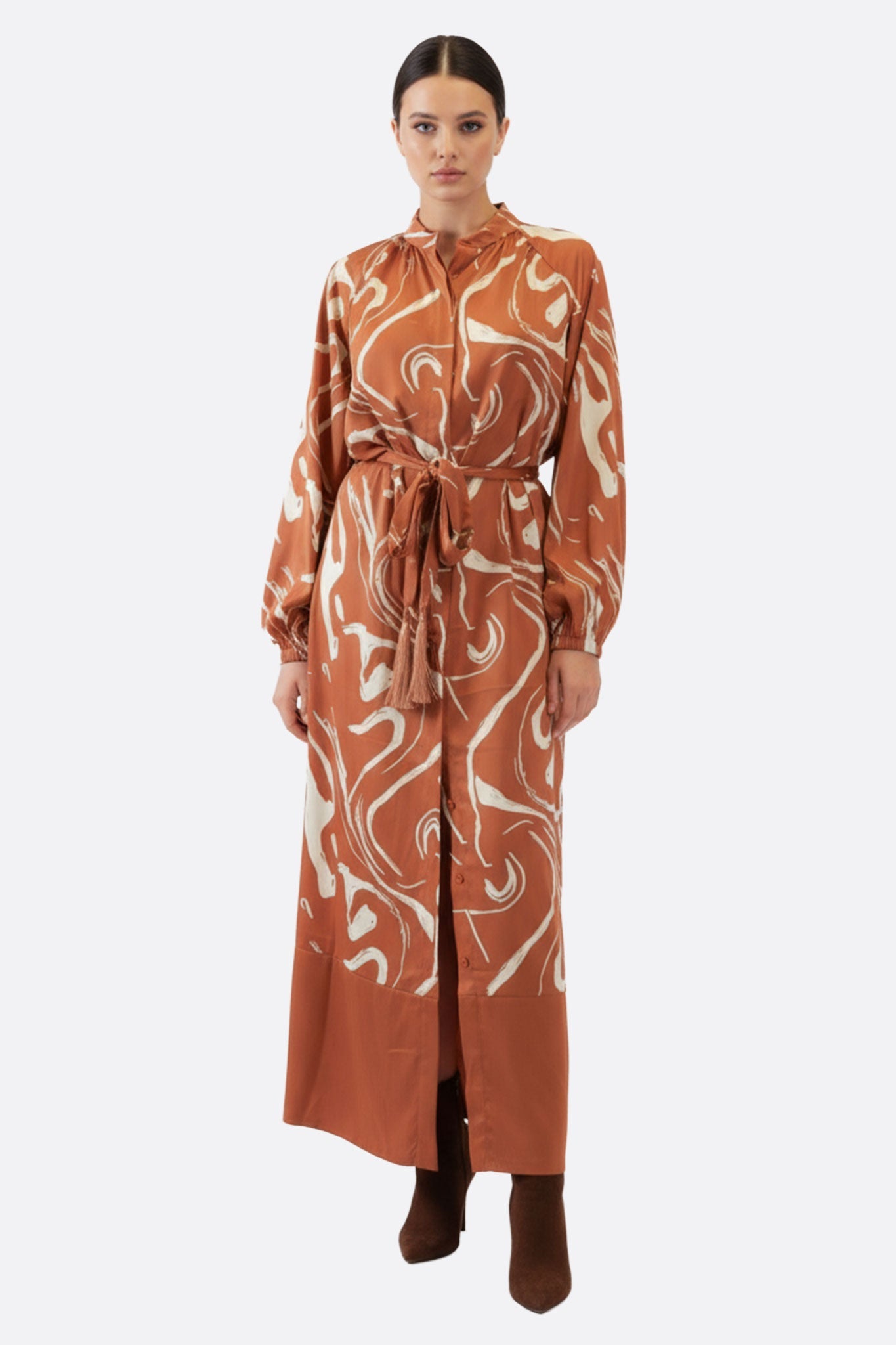 Abito lungo marrone fluido con stampa marbrata, stile kimono, perfetto per serate eleganti e occasioni speciali.