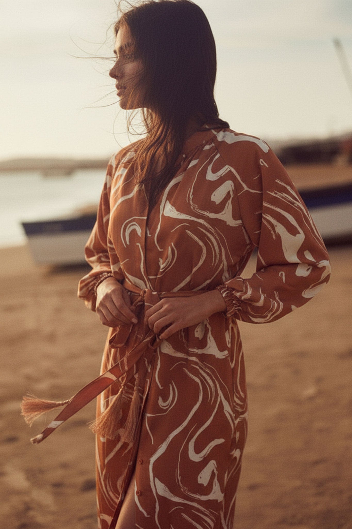 Abito lungo marrone con stampa marmorizzata, stile kimono, perfetto per eventi speciali e look chic.