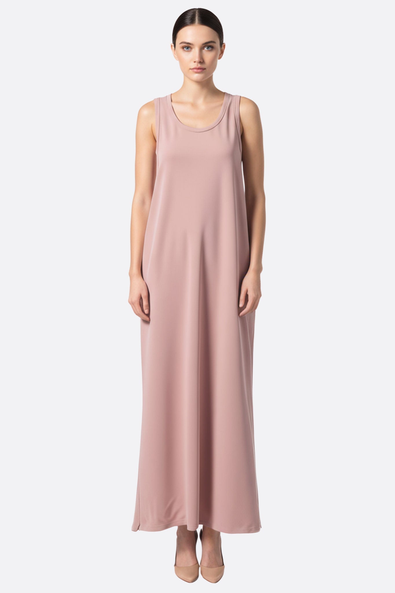 Robe longue en jersey fluide rose poudré, encolure douce et silhouette aérienne pour un effet chic et délicat.