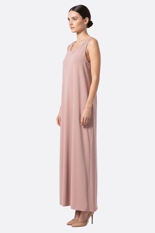 
Zoom sur l'encolure douce de la robe longue rose poudré, mettant en valeur sa coupe fluide et son élégance naturelle.



