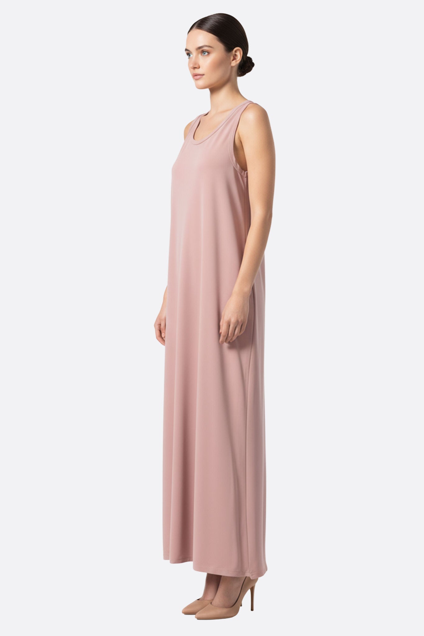 
Zoom sur l'encolure douce de la robe longue rose poudré, mettant en valeur sa coupe fluide et son élégance naturelle.



