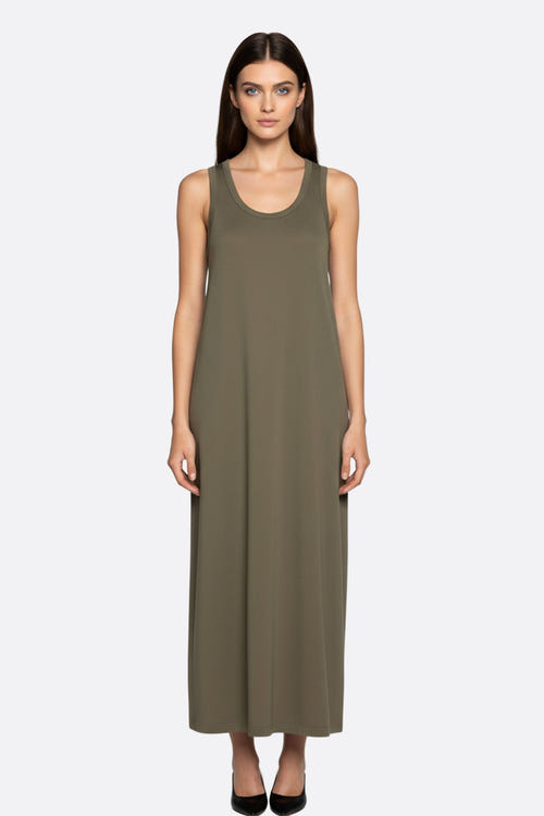 
Robe longue en jersey fluide de couleur kaki, avec une encolure délicate, parfaite pour une journée chic et élégante.



