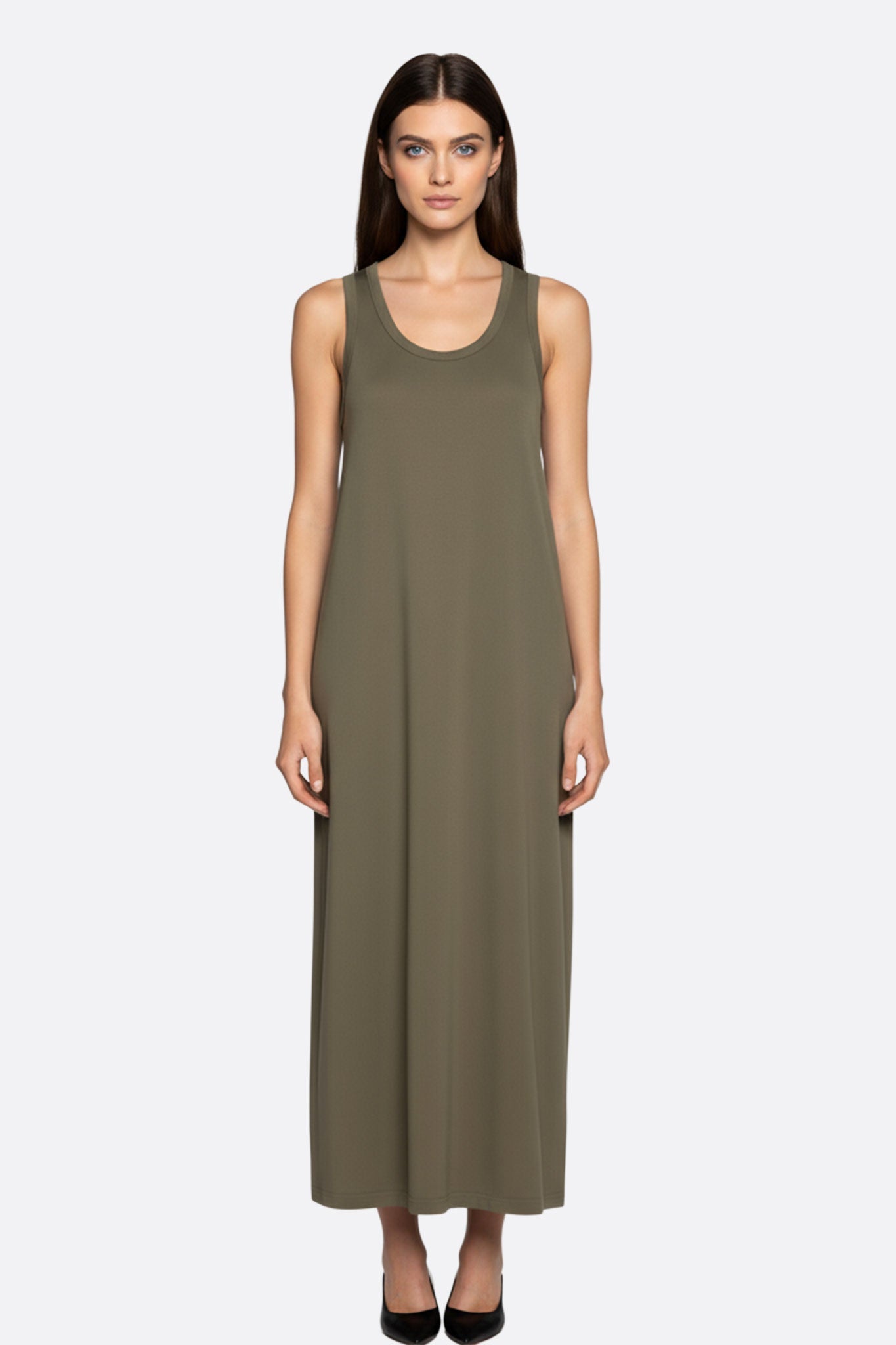 Robe longue en jersey fluide de couleur kaki, avec une encolure délicate, parfaite pour une journée chic et élégante.