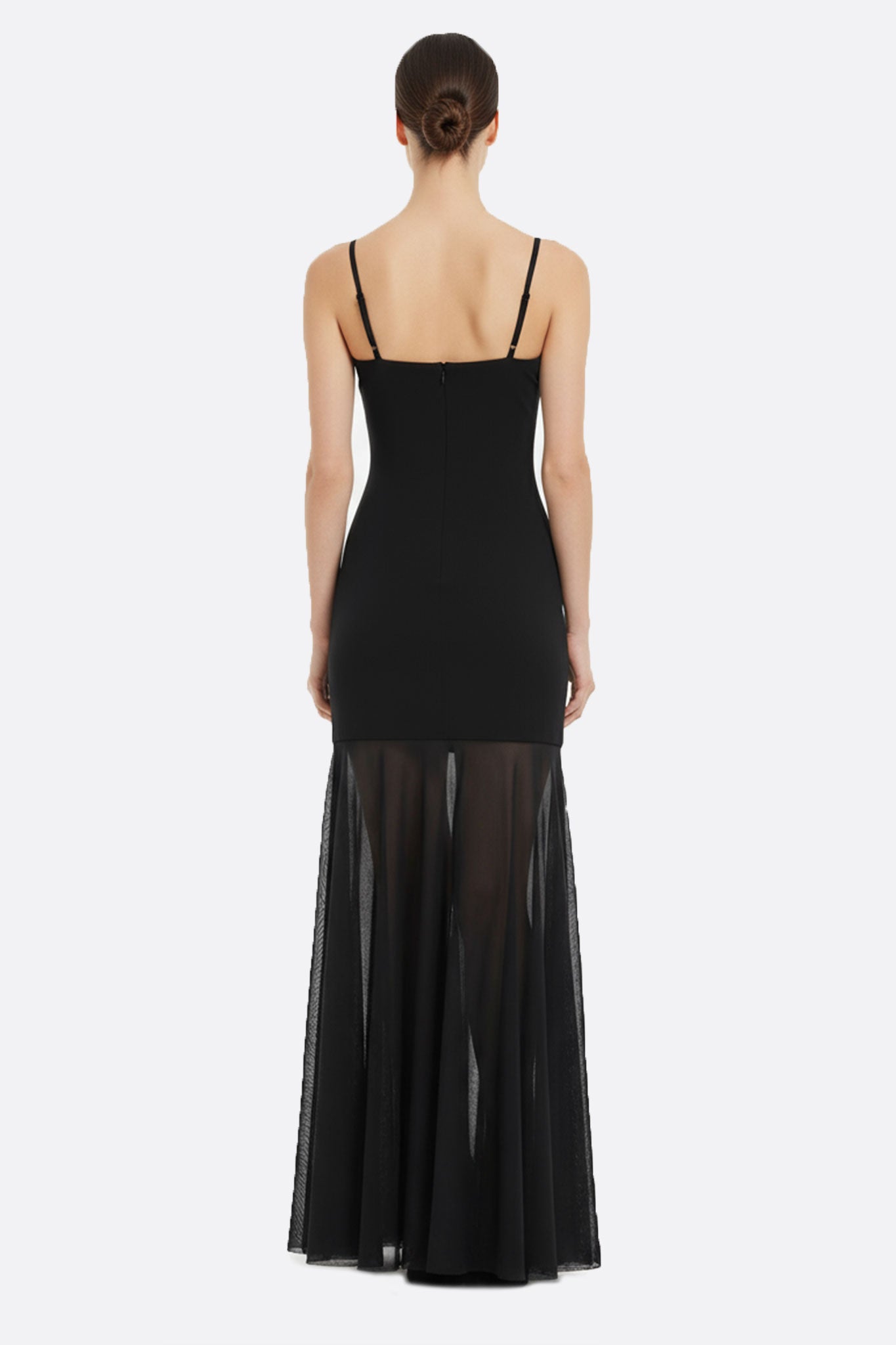 
Magnifique détail du dos d'une robe longue noire à bretelles délicates, jupe fluide et vaporeuse pour une allure raffinée.



