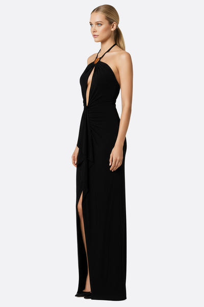 
Détails des bretelles fines et drapé sur cette robe longue noire au dos nu, idéale pour un événement glamour.



