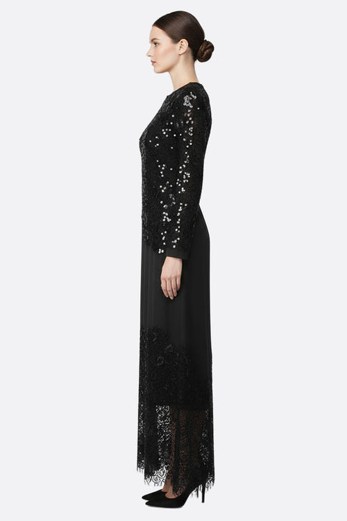 
Manches longues en dentelle et sequins de la robe noire, apportant une touche glamour pour des événements distingués.



