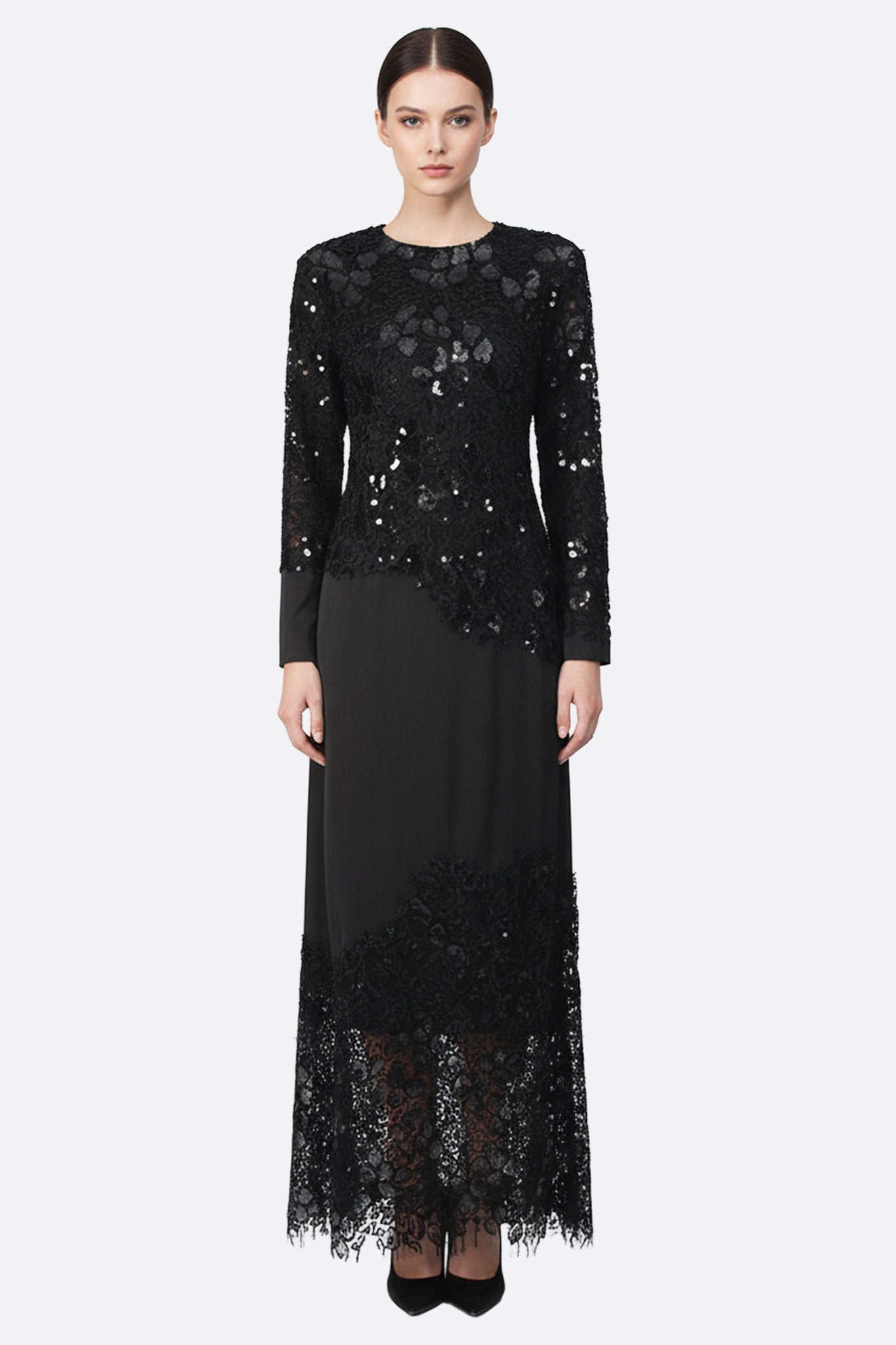 
Robe longue noire ornée de dentelle et sequins, mettant en avant des manches longues, parfaite pour une occasion élégante.



