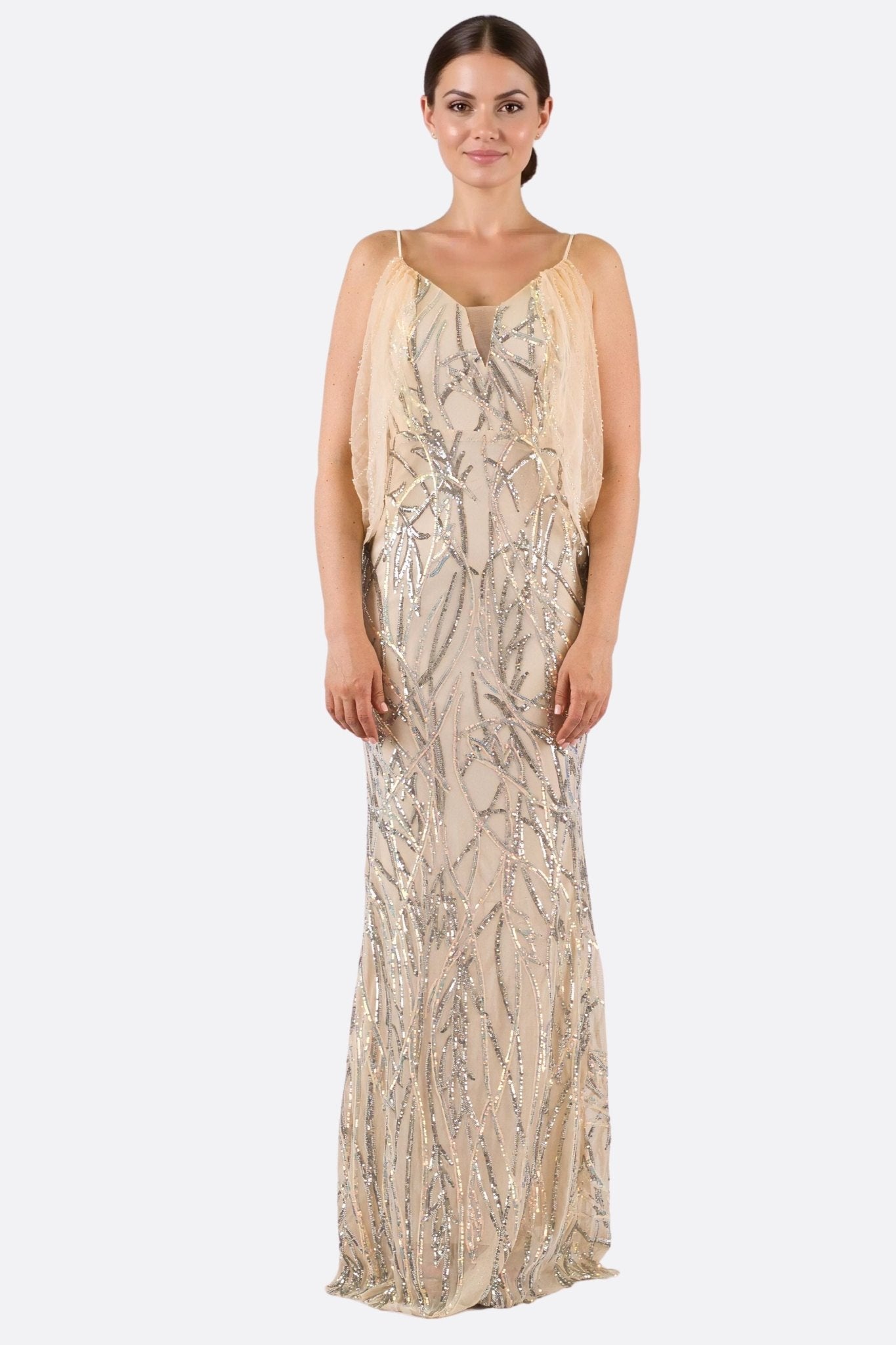 
Robe longue nude élégante ornée de sequins argentés, drapé aérien idéal pour une soirée chic.



