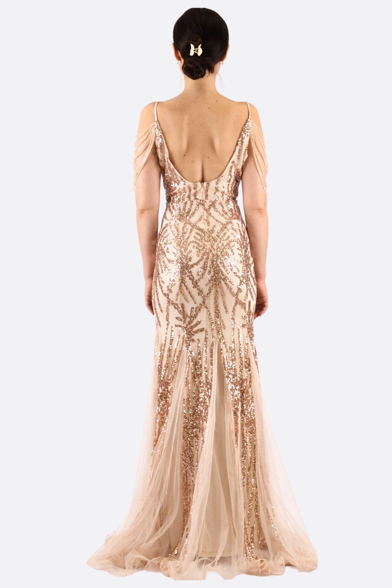 Abito lungo nude con paillettes rosate e maniche a catena di perle, un'opzione elegante per eventi serali e occasioni...