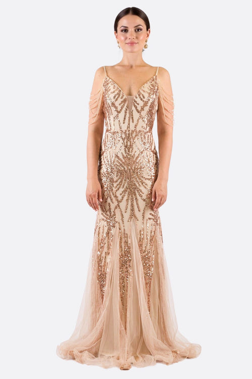 
Robe longue nude ornée de sequins roses et manches en chaînes perlées, idéale pour une soirée élégante.



