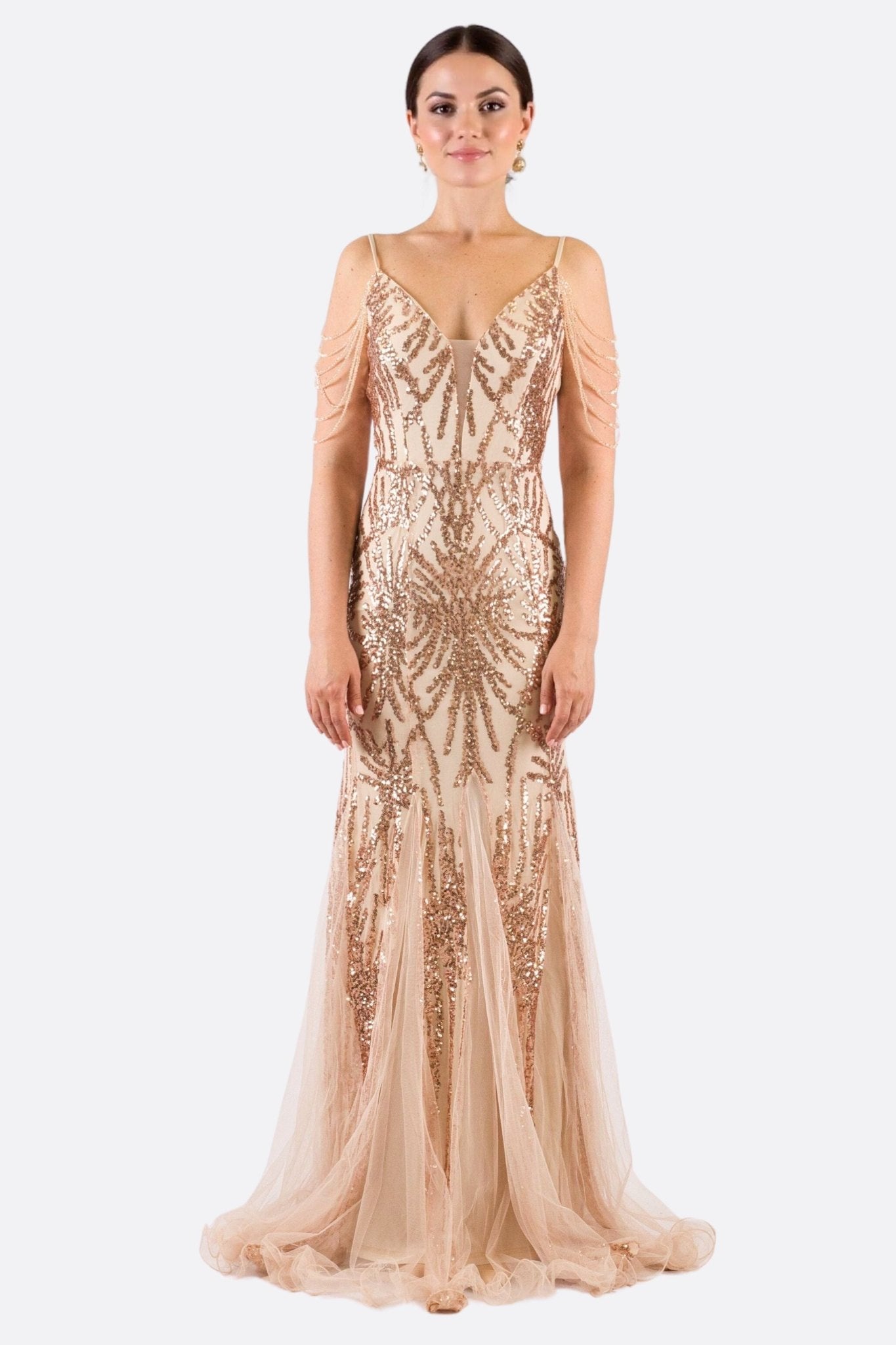 Abito lungo nude con sequins rosati e maniche a catena di perle, ideale per eventi eleganti e serate chic.