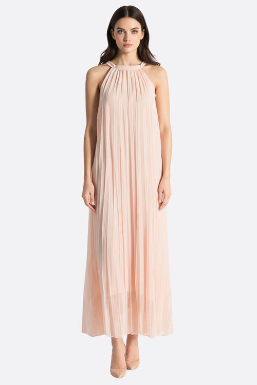 
Robe longue plissée en mousseline rose tendre, exhibant sa légèreté et ses mouvements fluides pour une occasion spéciale.



