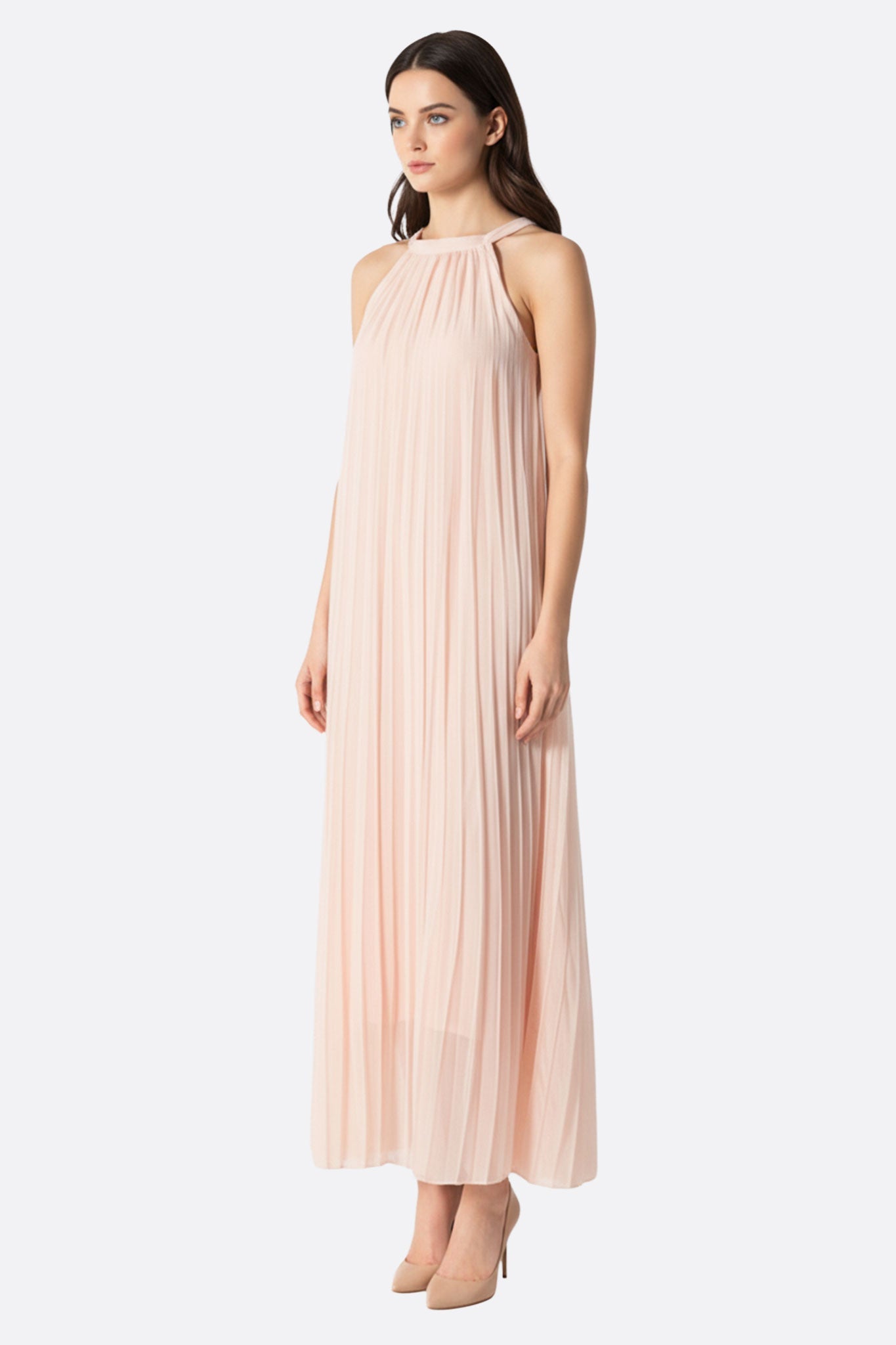 
Zoom sur les délicats plis de la robe longue en mousseline rose poudré, illustrant son allure raffinée et aérienne à...



