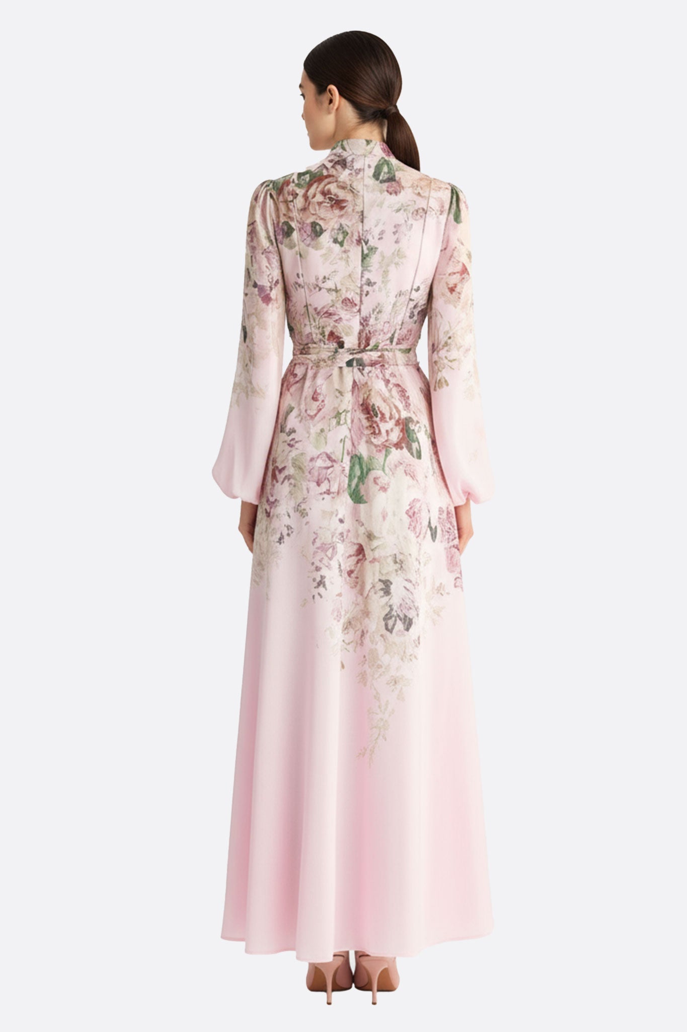 
Robe longue rose à motifs floraux, mettant en avant les boutons bijoux pour une allure raffinée lors d'une occasion spéciale.



