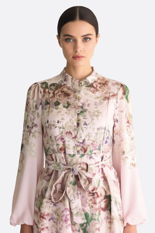 
Robe longue à imprimé floral rose, mettant en lumière les boutons bijoux, idéale pour une soirée élégante et raffinée.



