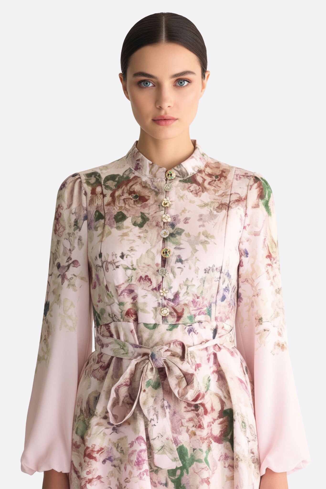 
Robe longue à imprimé floral rose, mettant en lumière les boutons bijoux, idéale pour une soirée élégante et raffinée.



