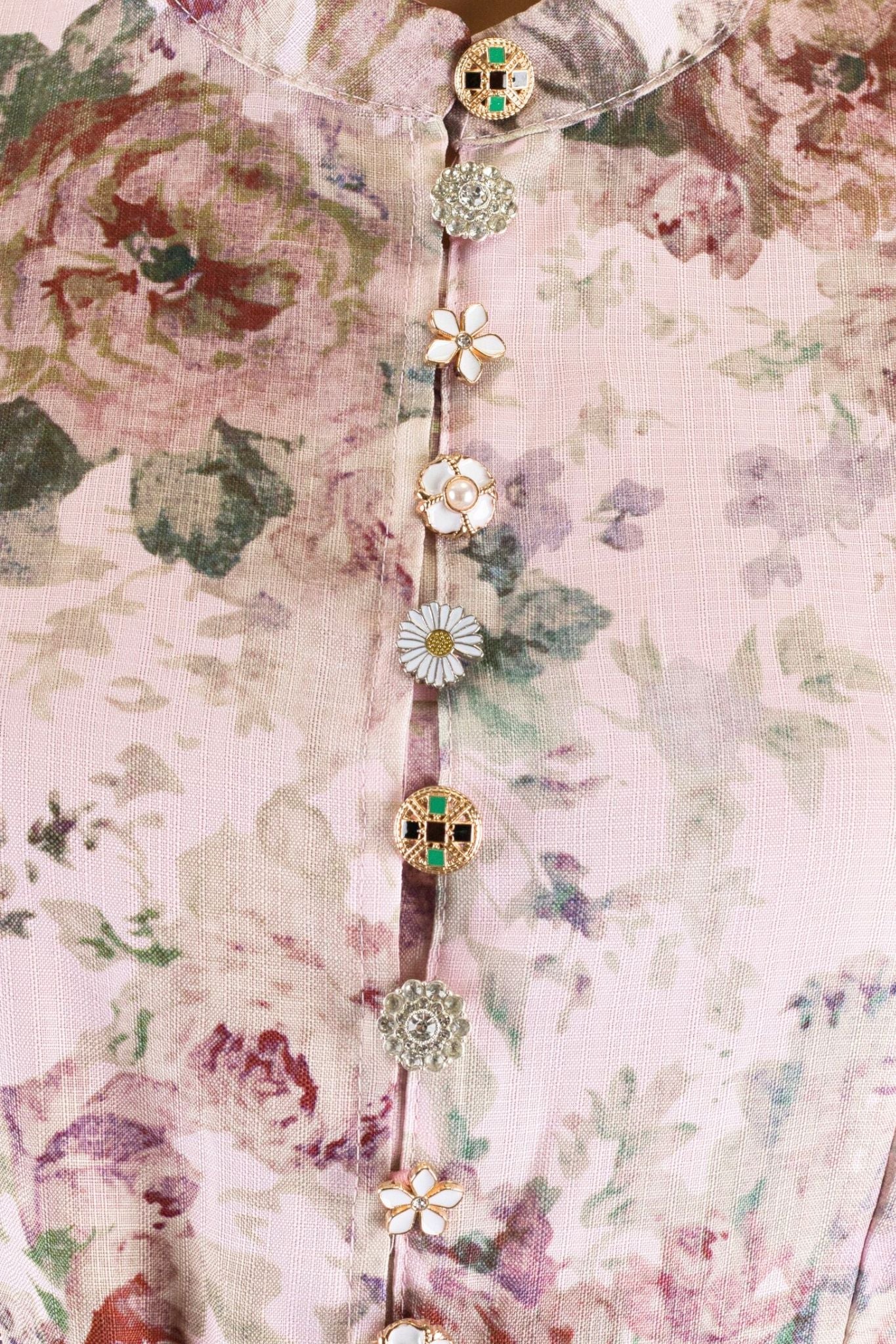 
Robe longue rose à motifs floraux, vue alternative soulignant les boutons bijoux, parfaite pour une sortie élégante et...



