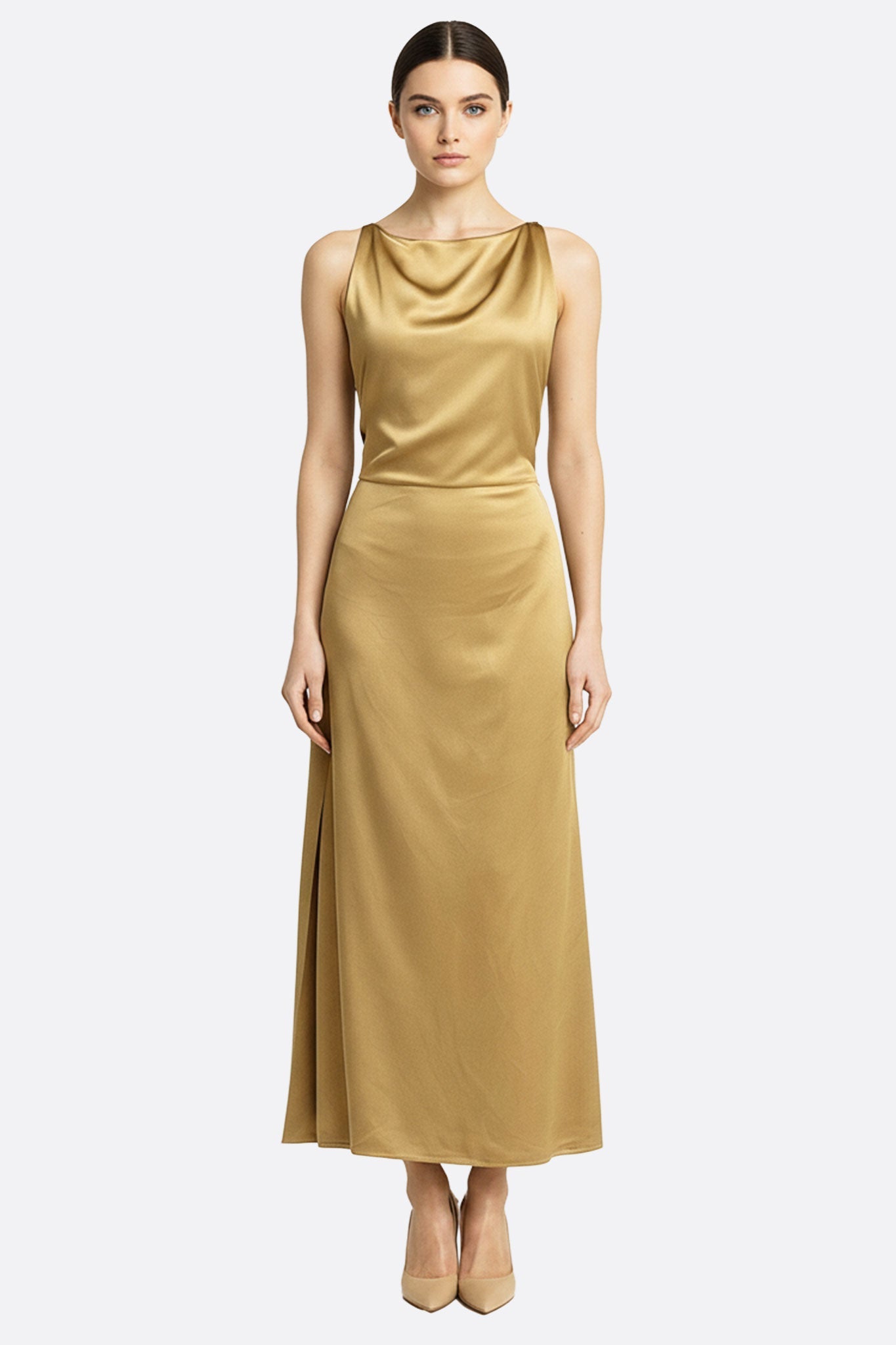 Abito lungo in satin beige con scollatura americana, ideale per un'eleganza senza tempo in occasioni speciali.