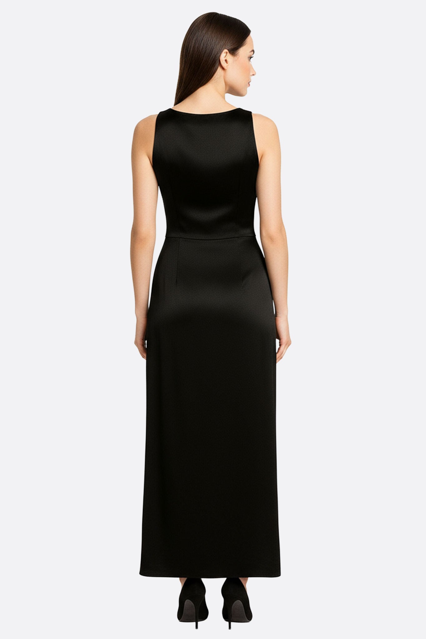 Robe fluide en satin noir, vue 3/4, dévoilant une encolure américaine élégante, parfaite pour une soirée sophistiquée.