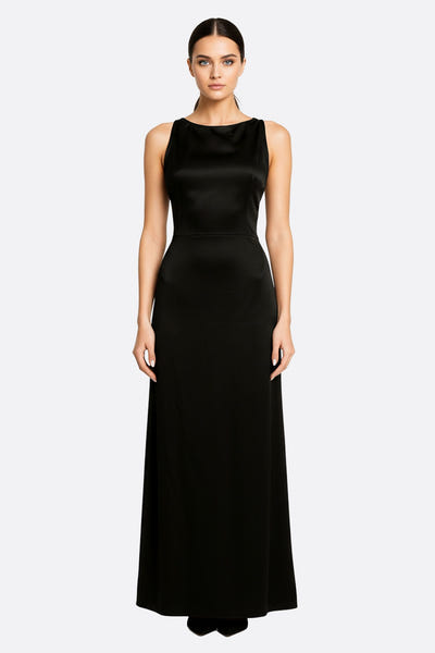 
Robe longue en satin noir avec encolure américaine, élégante pour une soirée raffinée ou un événement chic.



