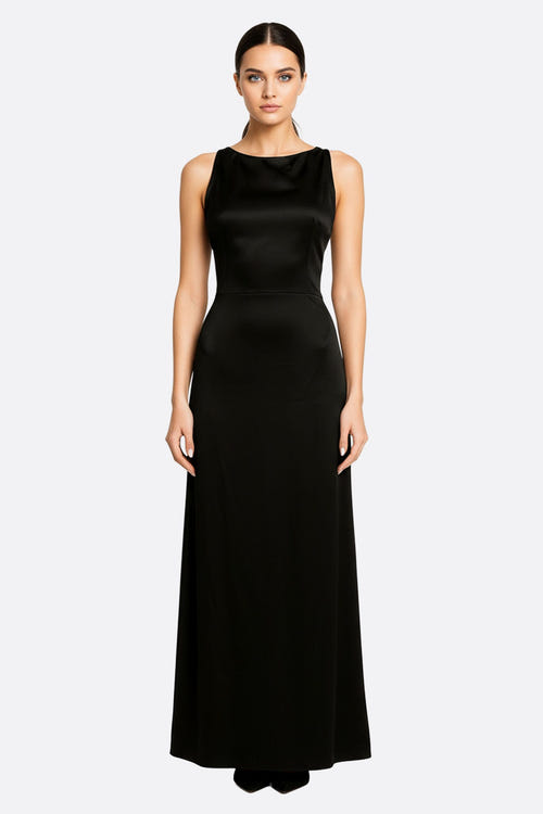 
Robe longue en satin noir avec encolure américaine, élégante pour une soirée raffinée ou un événement chic.



