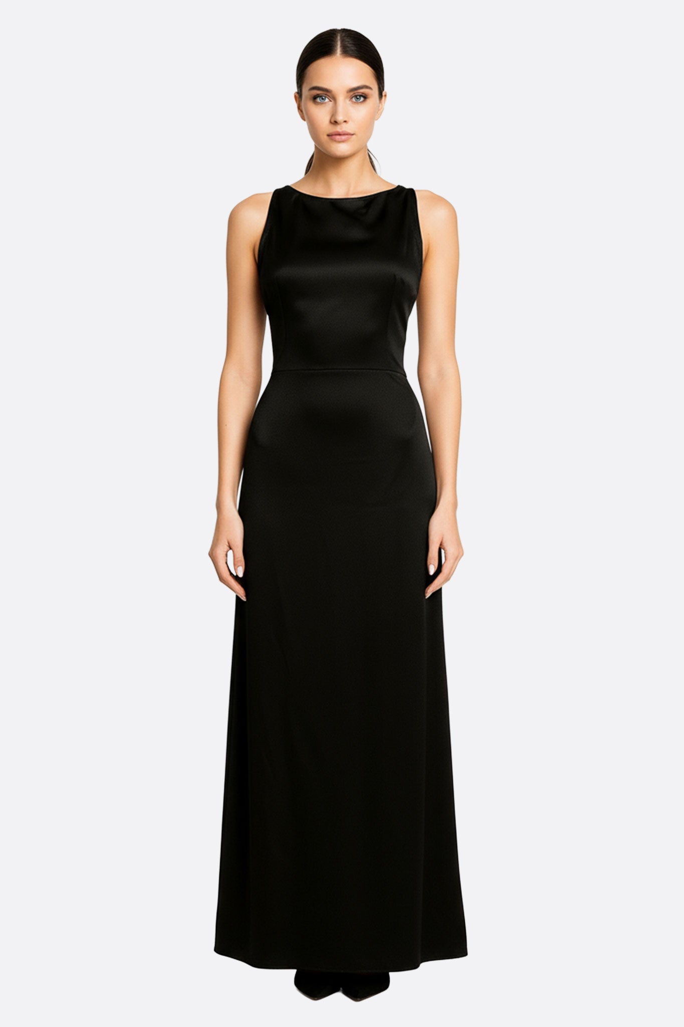 Robe longue en satin noir avec encolure américaine, élégante pour une soirée raffinée ou un événement chic.
