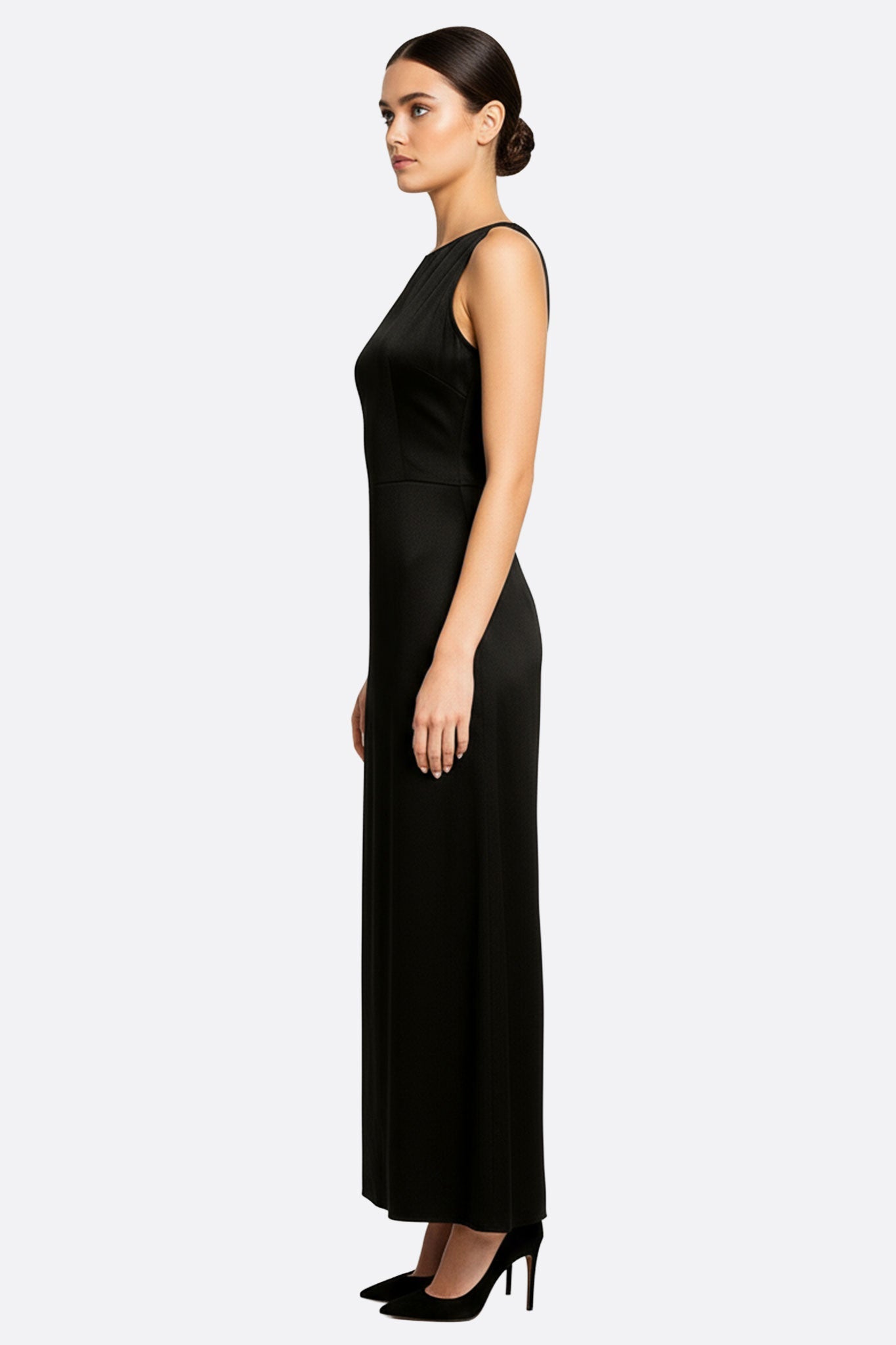 Détail de la robe longue en satin noir, mettant en valeur son encolure américaine et sa fluidité parfaite pour un look...